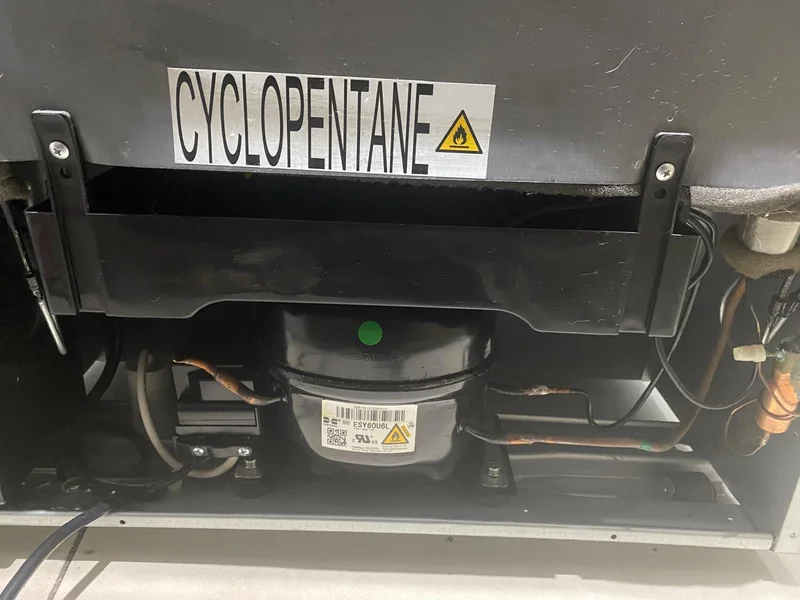 Instalación de compresor nuevo R600a en refrigerador